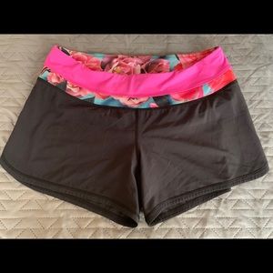 Lululemon EUC black pink floral shorts liner 8